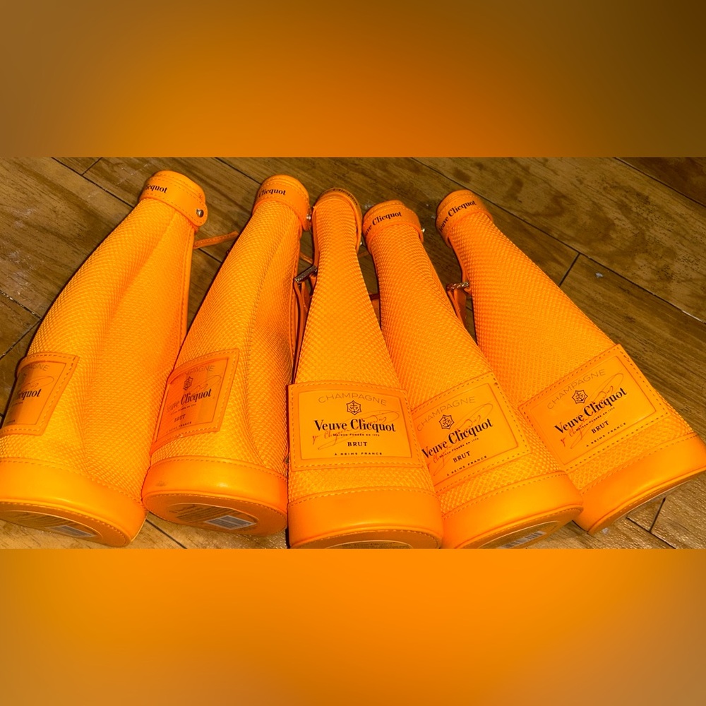 Veuve Clicquot Champagne Brut
Insulated Bottle Holders with Zipper and Handle